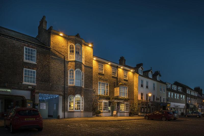 The Golden Fleece Hotel image