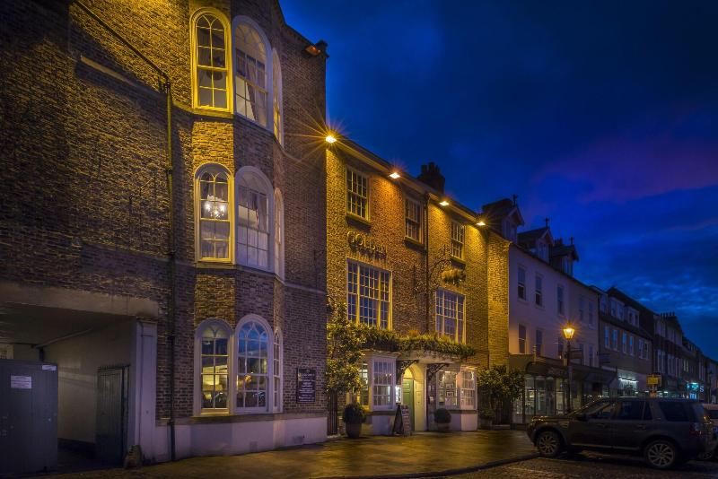 The Golden Fleece Hotel image