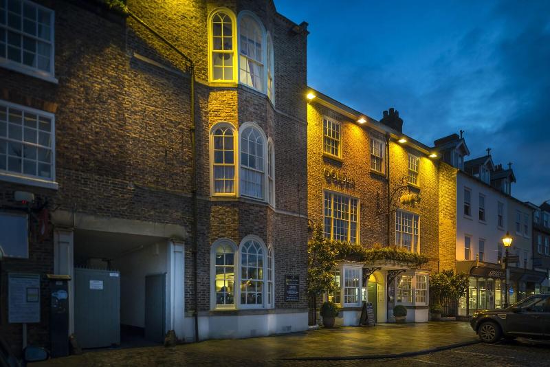 The Golden Fleece Hotel image