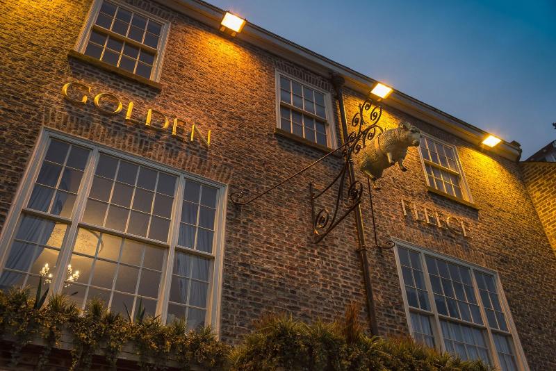 The Golden Fleece Hotel image