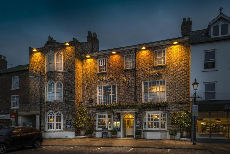The Golden Fleece Hotel image