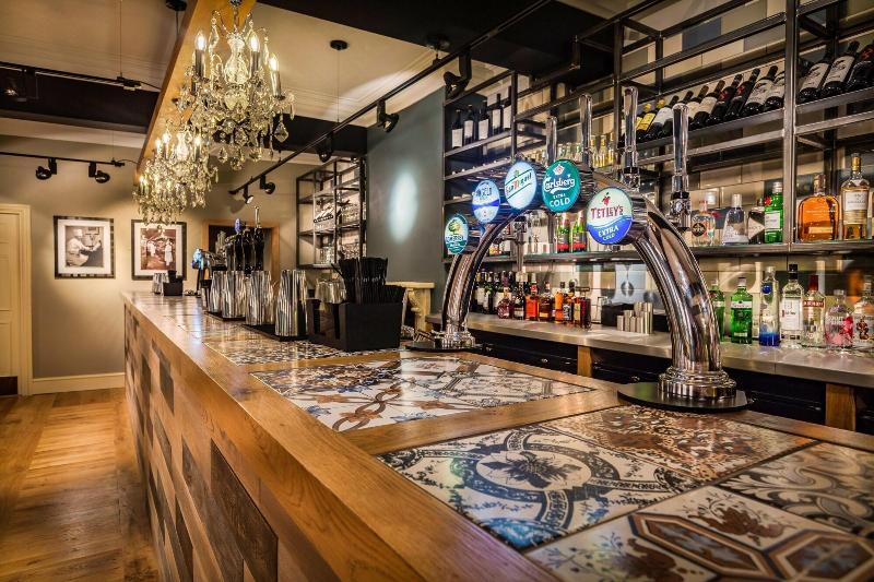 The Golden Fleece Hotel image