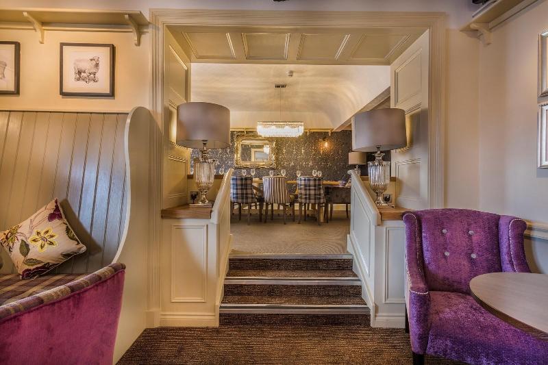 The Golden Fleece Hotel image