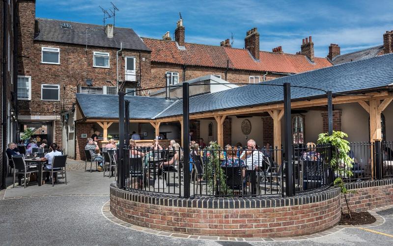 The Golden Fleece Hotel image