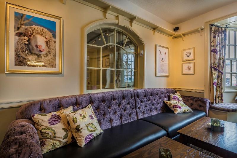 The Golden Fleece Hotel image