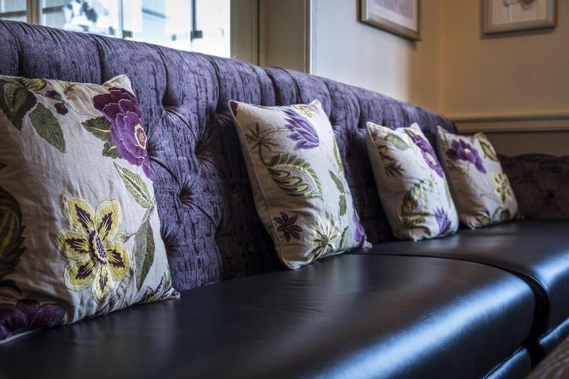 The Golden Fleece Hotel image