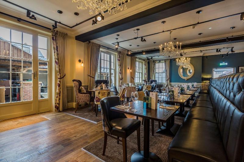 The Golden Fleece Hotel image
