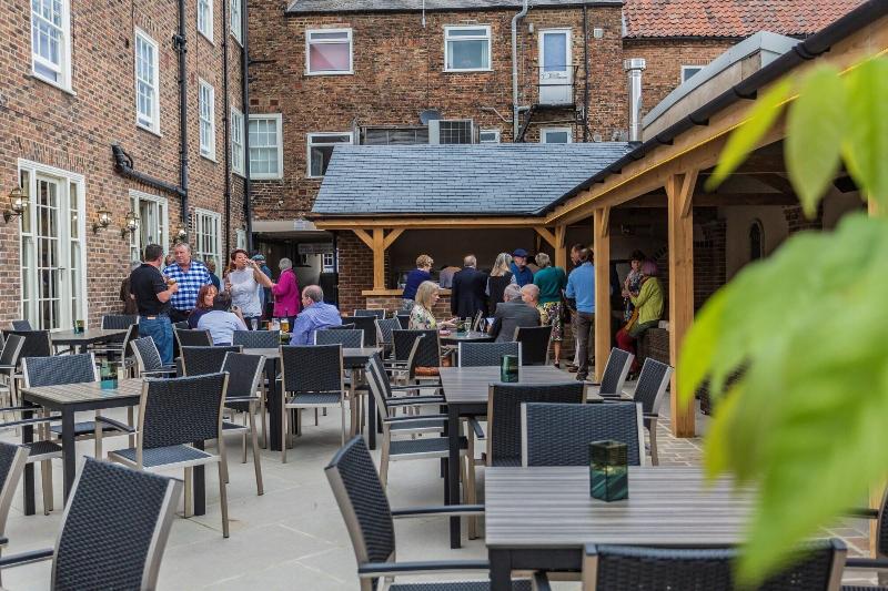 The Golden Fleece Hotel image