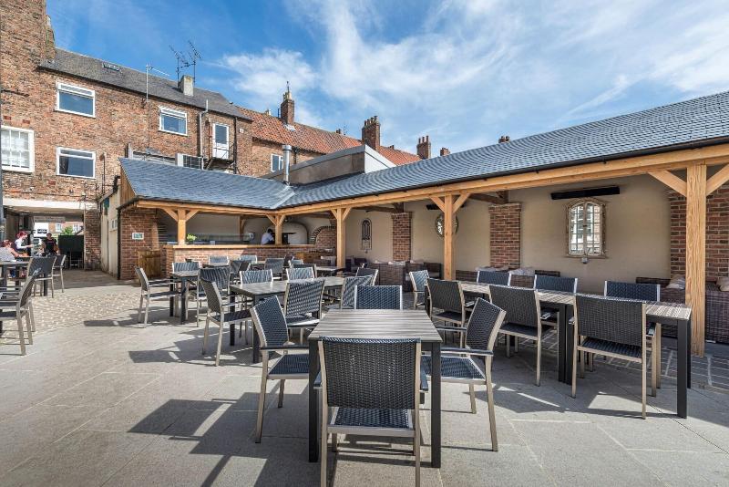 The Golden Fleece Hotel image