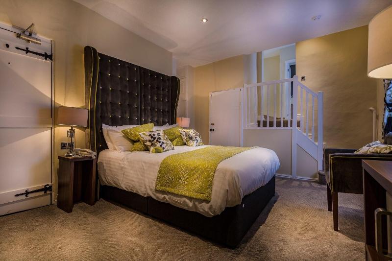The Golden Fleece Hotel image