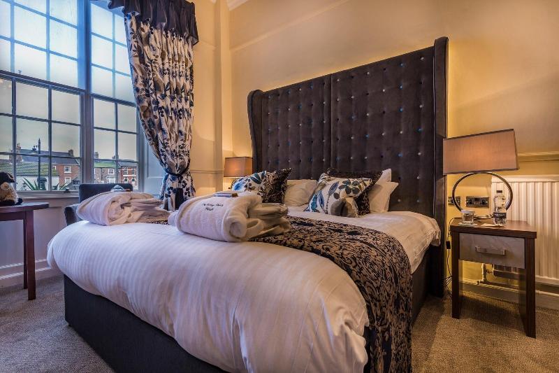 The Golden Fleece Hotel image