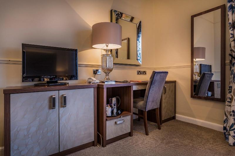 The Golden Fleece Hotel image