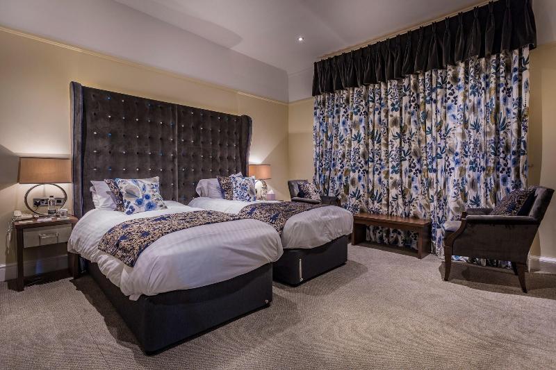 The Golden Fleece Hotel image