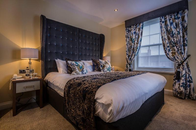 The Golden Fleece Hotel image