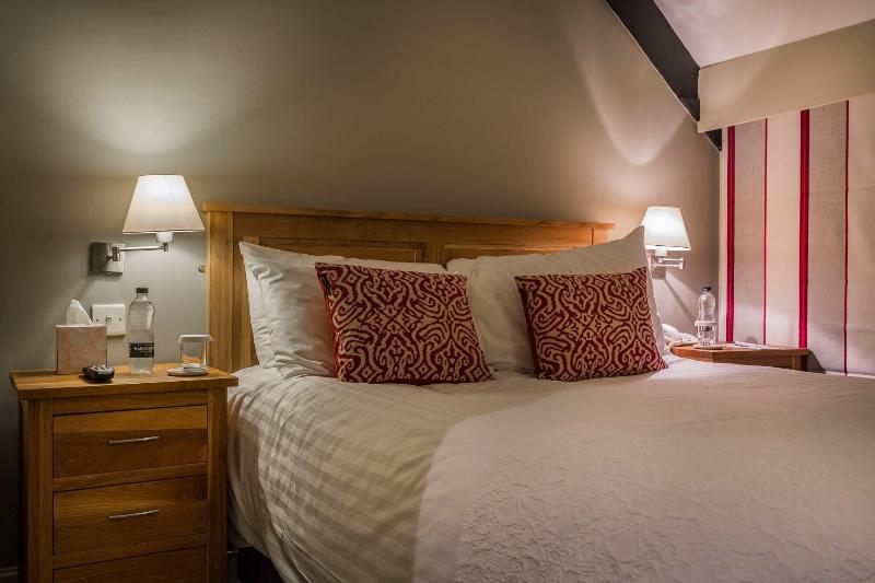 The Golden Fleece Hotel image