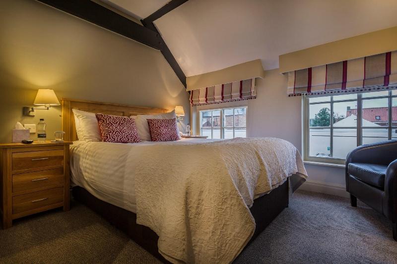 The Golden Fleece Hotel image