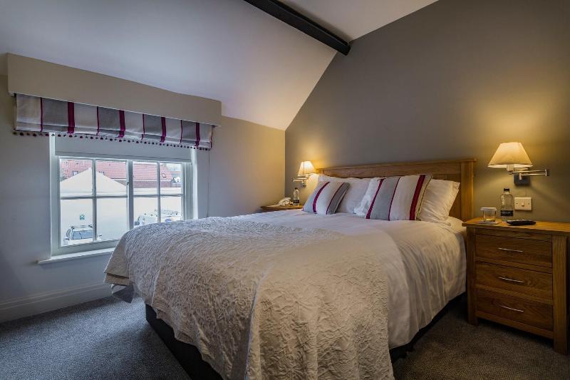 The Golden Fleece Hotel image