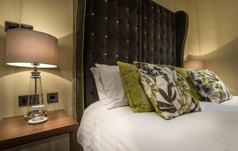 The Golden Fleece Hotel image