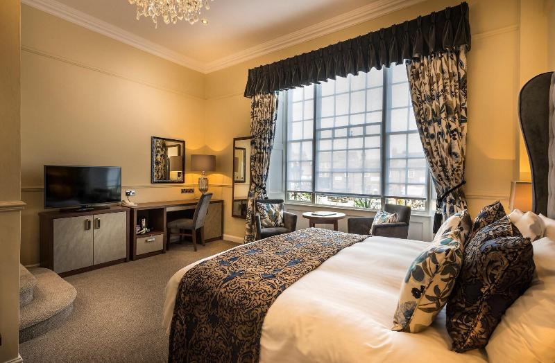 The Golden Fleece Hotel image