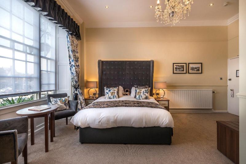 The Golden Fleece Hotel image