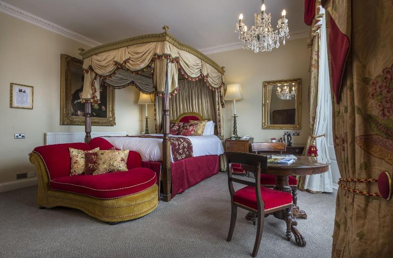 The Golden Fleece Hotel image