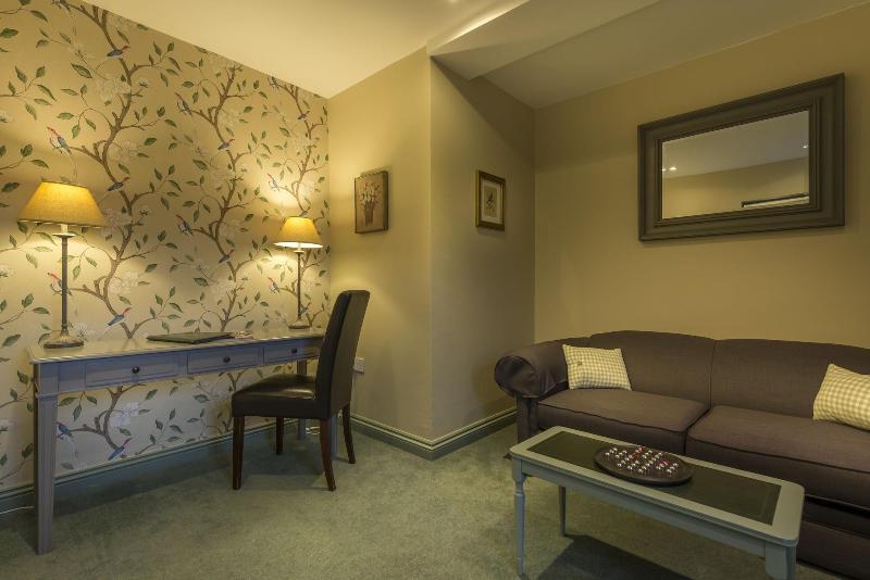 The Golden Fleece Hotel image