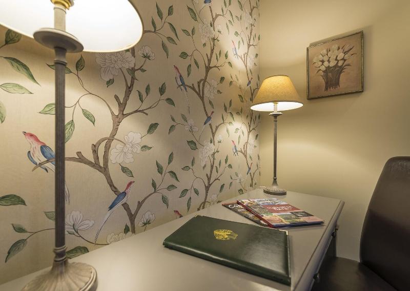The Golden Fleece Hotel image