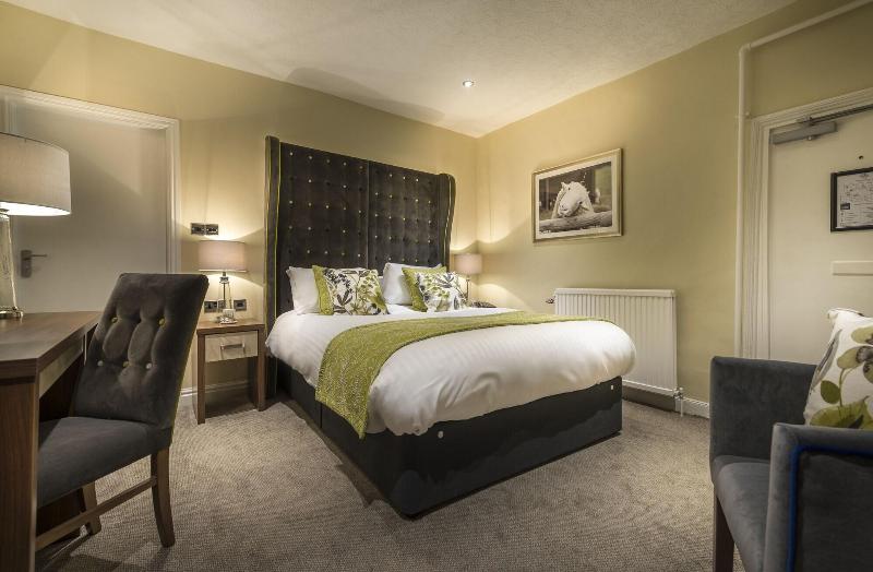 The Golden Fleece Hotel image