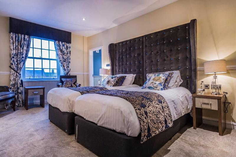 The Golden Fleece Hotel image