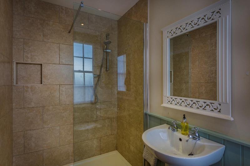 The Golden Fleece Hotel image