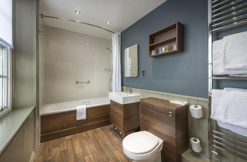 The Golden Fleece Hotel image