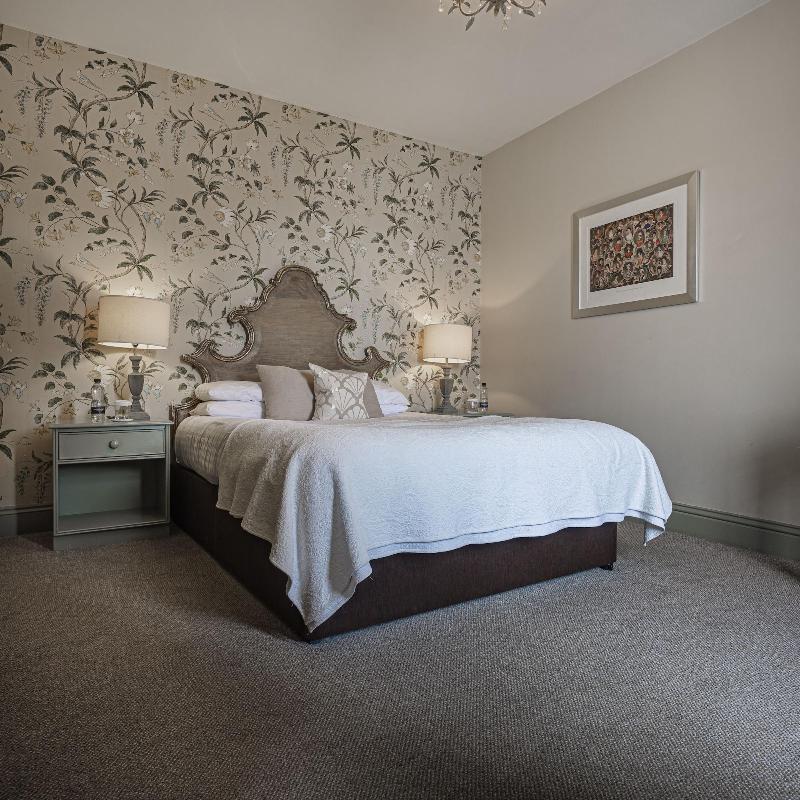 The Golden Fleece Hotel image
