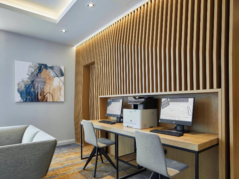 Courtyard By Marriott Oxford City Centre image