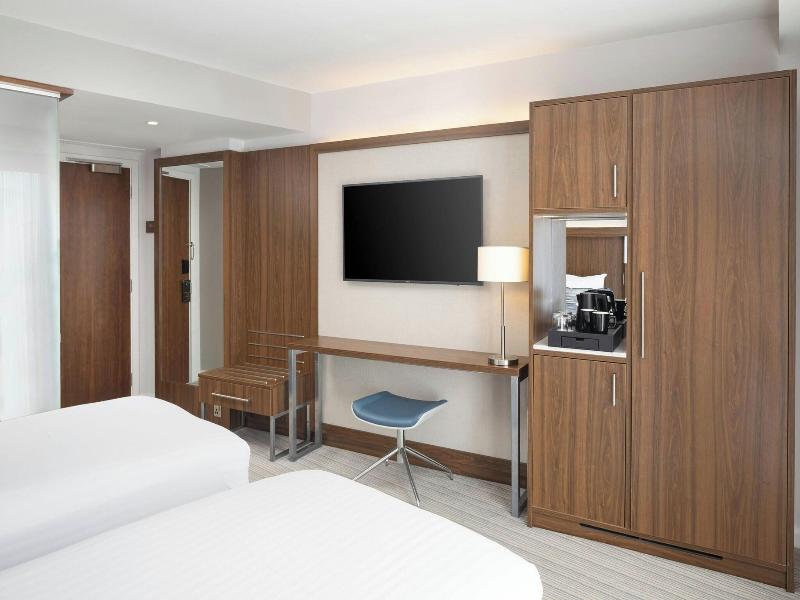 Courtyard By Marriott Oxford City Centre image