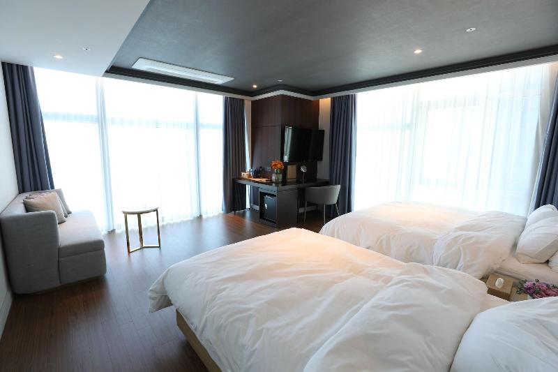 H Avenue Gwangalli Beach image