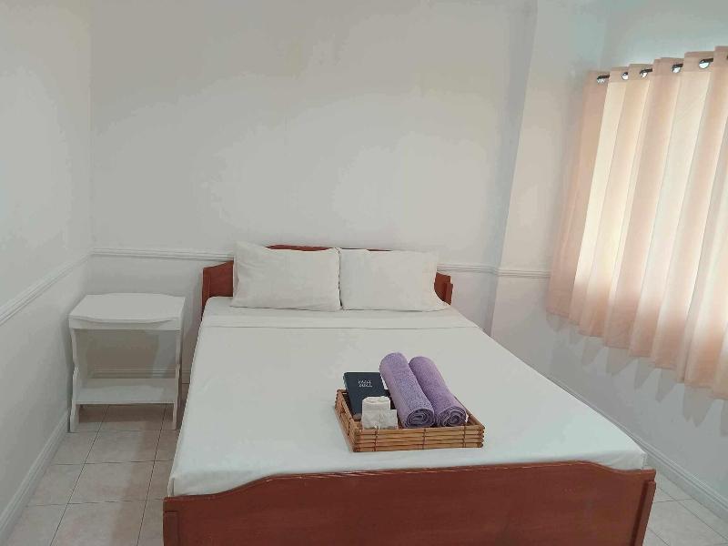 FAMILY ROOM QUEEN SIZE BED