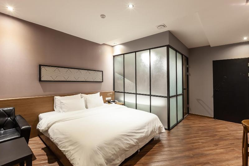 Brown Dot Hotel Beomil image