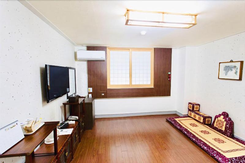 Jeonju Hansung Tourist Hotel image