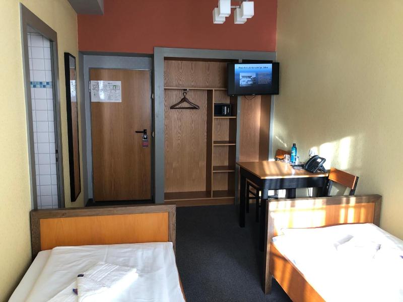 Haus des Volkes - Das Bauhaushotel image