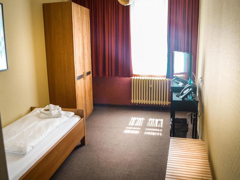 Haus des Volkes - Das Bauhaushotel image