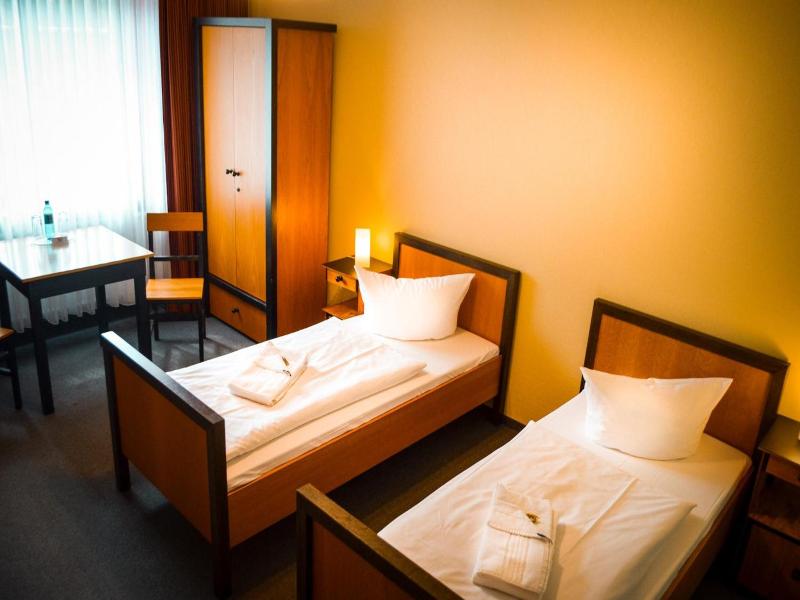 Haus des Volkes - Das Bauhaushotel image