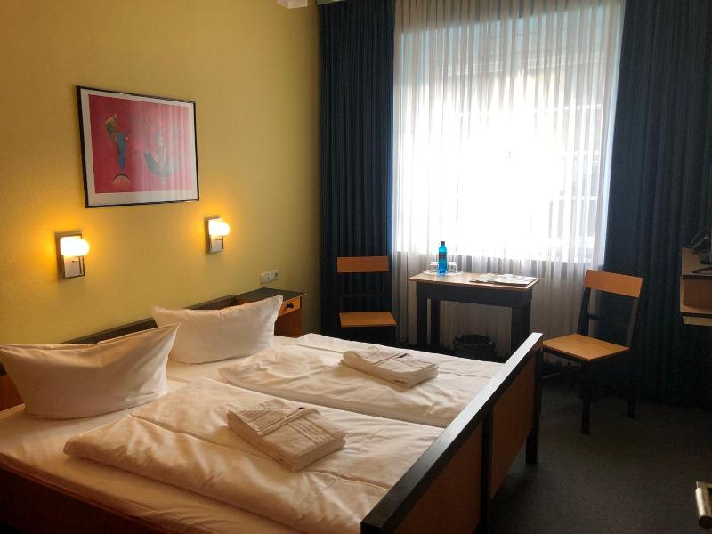 Haus des Volkes - Das Bauhaushotel image