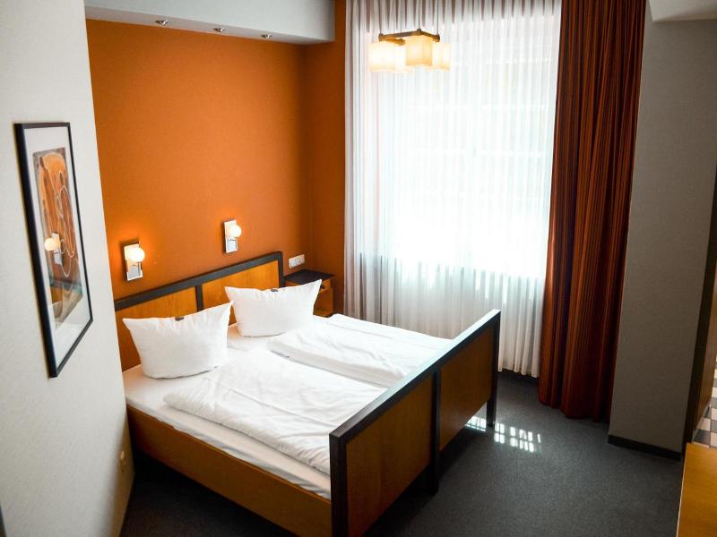 Haus des Volkes - Das Bauhaushotel image
