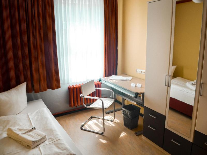 Haus des Volkes - Das Bauhaushotel image