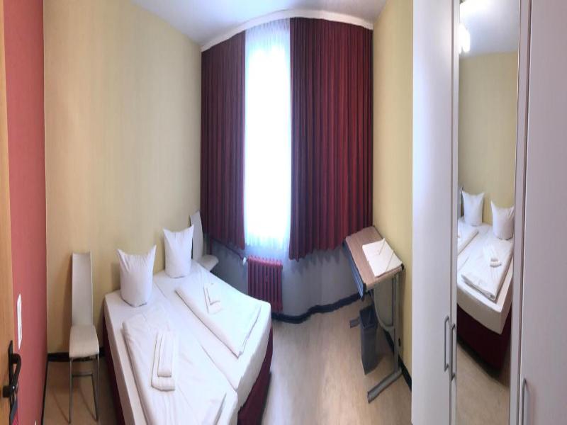 Haus des Volkes - Das Bauhaushotel image