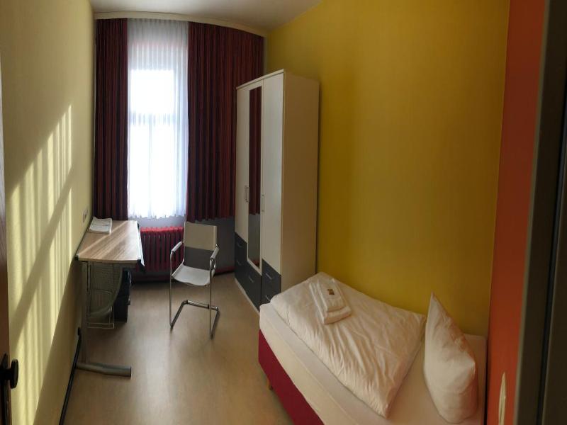 Haus des Volkes - Das Bauhaushotel image