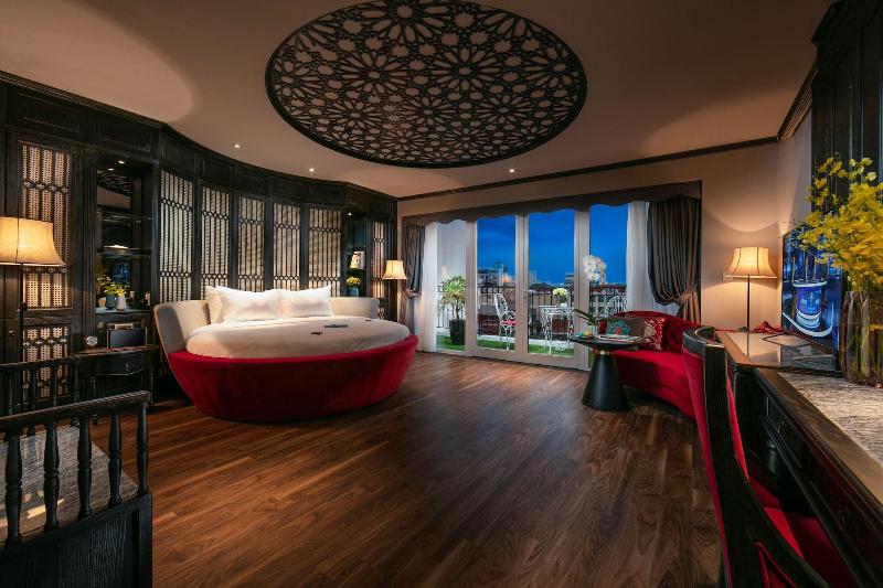 Shining Central Hotel & Spa image