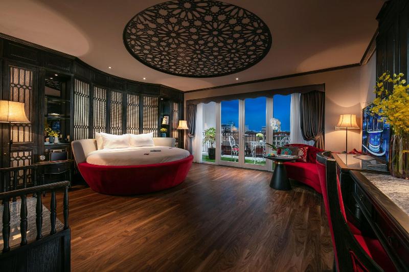 Shining Central Hotel & Spa image