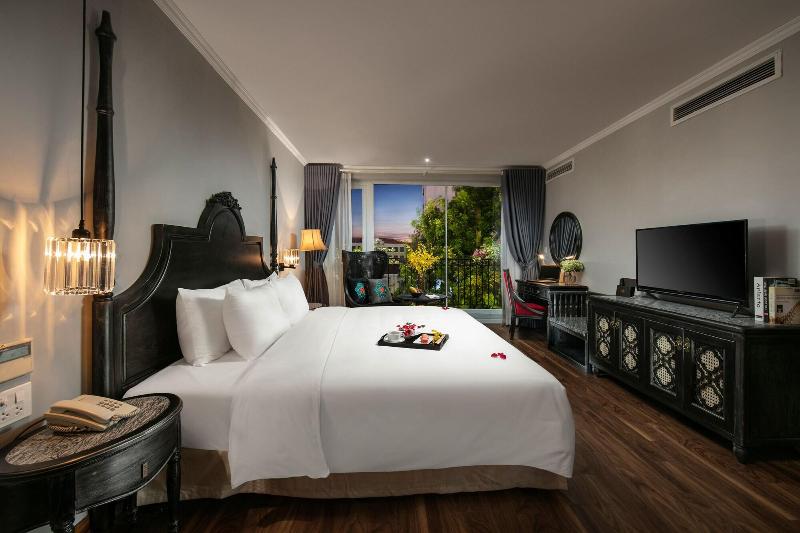 Shining Central Hotel & Spa image