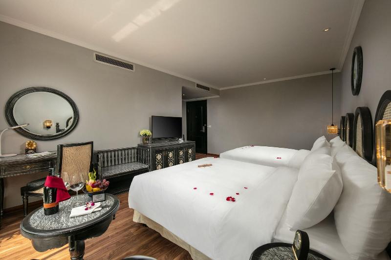 Shining Central Hotel & Spa image
